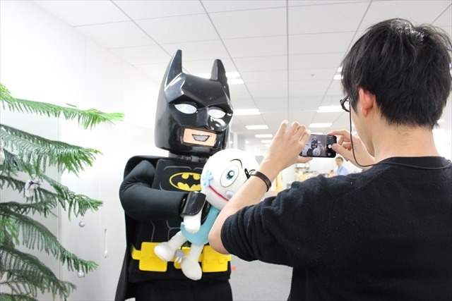レゴバットマンがアニメ アニメ 編集部に参上 オレ様のかっこいいアクションに注目 と映画をアピール 4枚目の写真 画像 アニメ アニメ
