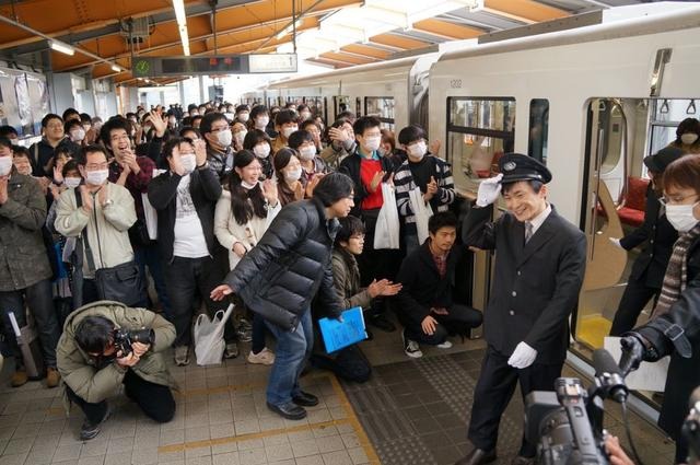 多摩都市モノレールの制服姿で、阿部敦さん登場