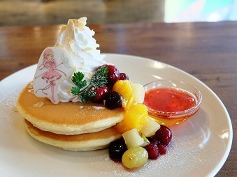 「カードキャプターさくら -クリアカード編- × TOWER RECORDS CAFE」さくらのはにゃーん☆ホットケーキ　1,100円(C)CLAMP・ST/講談社・NEP・NHK