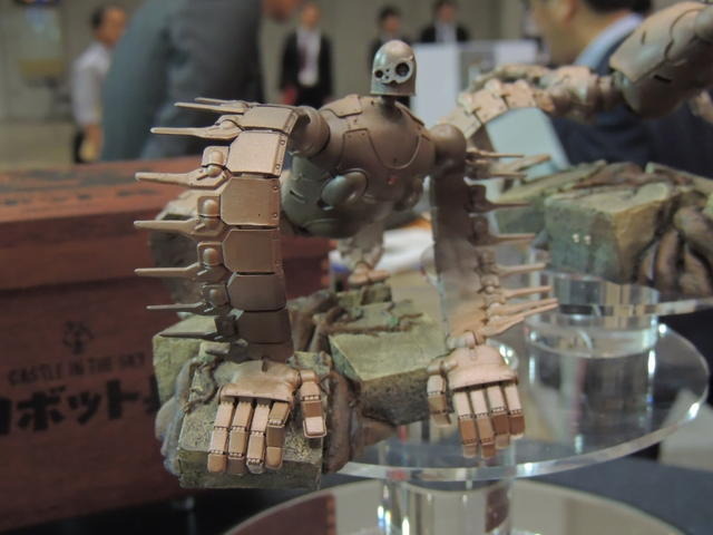 【東京おもちゃショー 2013】すさまじい破壊力をもつラピュタの「ロボット兵」現る － 会場限定で飛行石も配布中