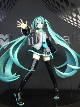 初音ミク等身大フィギュア