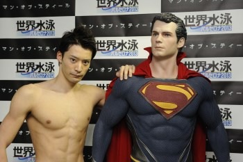 競泳界のスーパーマン 入江陵介選手 映画 マン オブ スティール とコラボレーション 2枚目の写真 画像 アニメ アニメ