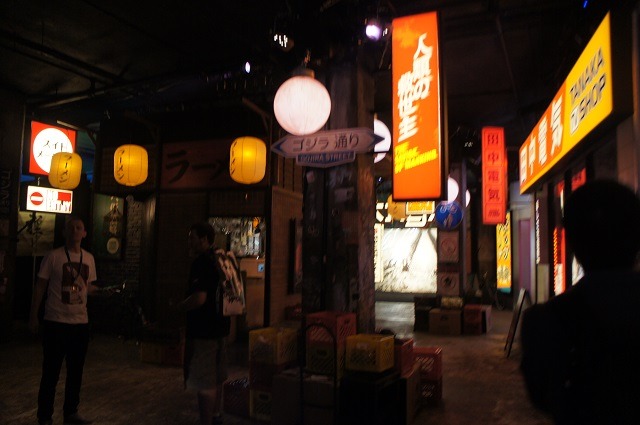 倉庫に中には、突然、昭和の日本が再現されている。