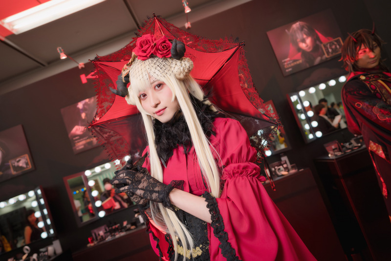 【コスプレ】男の娘レイヤー・椛乃ねむ、“赤の魔女”が本物の女性と見まごうほど美しい【ウルアコKATEブース】