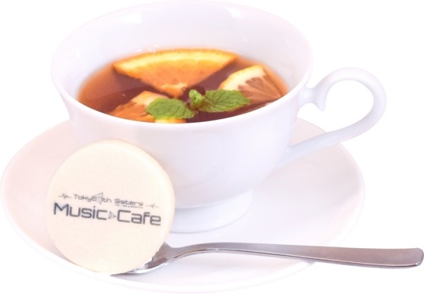 「Tokyo 7th Sisters Music Cafe」Tokyo 7th Sisters Music Cafeフルーツホットティー　700円（C）2014 Donuts Co. Ltd. All Rights Reserved.