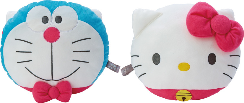 「DORAEMON HELLO KITTY」リバーシブルクッション｜3,080円（C）Fujiko-Pro （C）’76, ’19 SANRIO . 著作（株）サンリオ