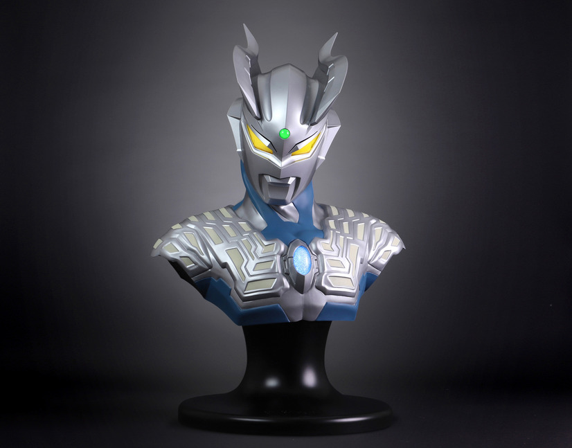 「ULTRAMAN ARCHIVES CLASSIC ARTS SUIT SIZE BUST ウルトラマンゼロ」198,000円(税抜) （C）TSUBURAYA PRODUCTIONS