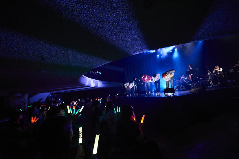 「THE REAL AKIBA BOYZ ONEMAN LIVE-SUPER FRESH BAND LIVE-」ステージの様子　写真/AYATO.