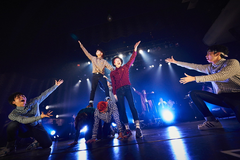 「THE REAL AKIBA BOYZ ONEMAN LIVE-SUPER FRESH BAND LIVE-」ステージの様子　写真/AYATO.