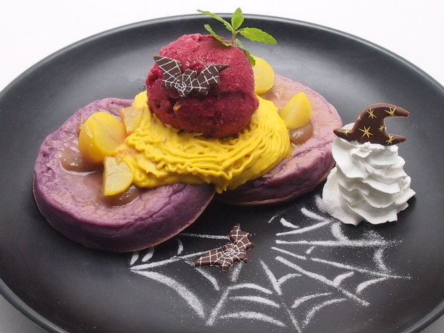 サンセットカフェ「2 種類のスクリームと紫芋のクランペット  秋の味覚のハーモニー」