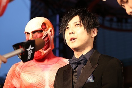 梶裕貴さん、巨人くんレッドカーペットに登場　東京国際映画祭を「進撃の巨人」が進撃