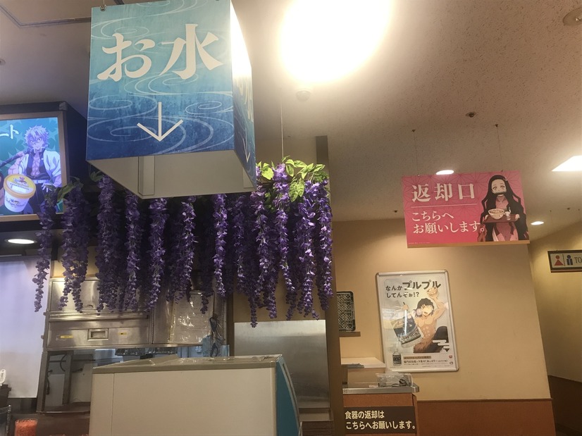 「すき家×鬼滅の刃キャンペーン」すき家池袋サンシャイン前店（C）吾峠呼世晴／集英社・アニプレックス・ufotable