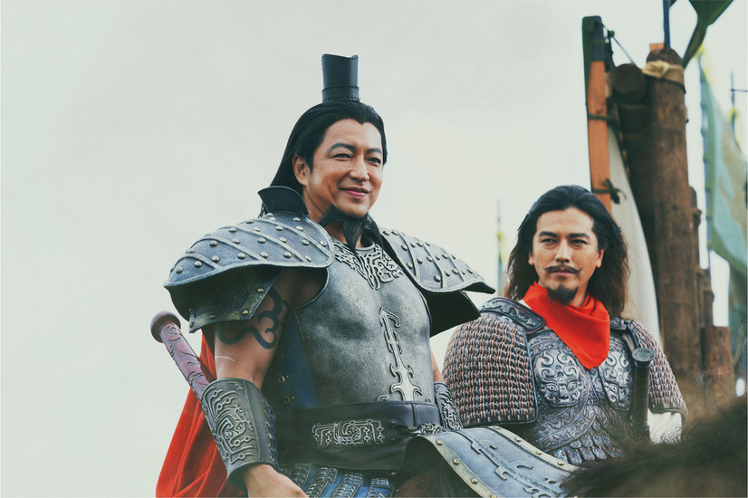 『キングダム2 遥かなる大地へ』場面写真：王騎・騰（左から順に）（C）原泰久／集英社 （C）2022 映画「キングダム」製作委員会