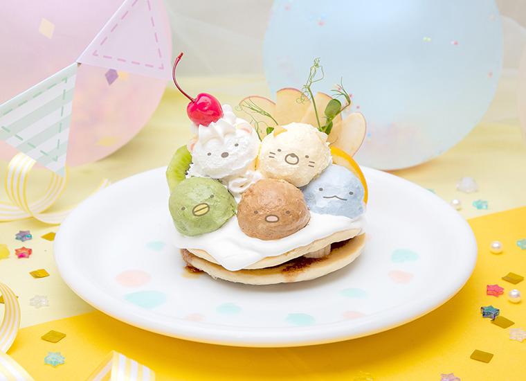 「すみっコぐらし 10th Anniversary Cafe」みんなあつまるんです すみっコパンケーキ（C）2022 San X Co., Ltd. All Rights Reserved.