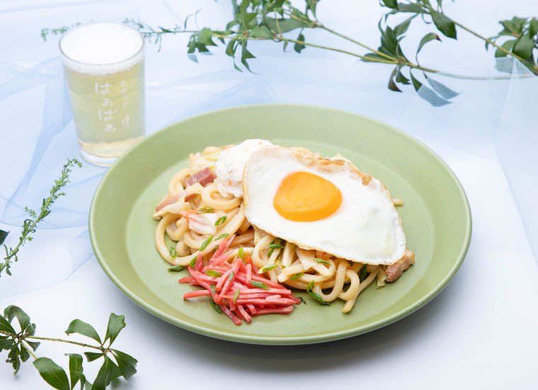 『すずめの戸締まり』カフェ「すずめのまかないポテサラ焼うどん」（C）2022「すずめの戸締まり」製作委員会