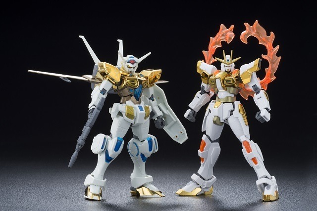 左）HG1/144 ガンダム G-セルフ（大気圏用パック装備型）、右）HGBF1/144 ビルドバーニングガンダム　(C)創通・サンライズ・MBS　(C)創通・サンライズ・テレビ東京