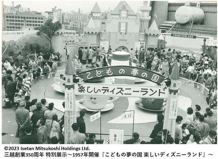 日本橋三越本店屋上では1957年に「こどもの夢の国 楽しいディズニーランド」が開催された（C）Disney