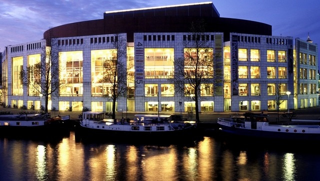 アムステルダムでの上演場所である「オランダ国立オペラ＆バレエシアター」
