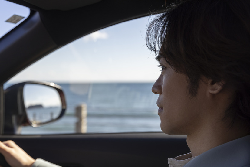 小野賢章、トヨタ「カローラ クロス」で思い出の“あの”場所へ……！のんびりドライブで心をチャージ