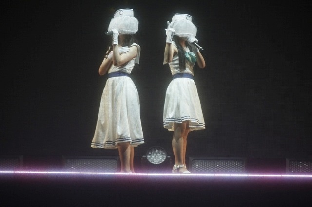 姿を見せたClariSの2人　依然謎に包まれた初のワンマンライブがZepp Tokyoで開催　