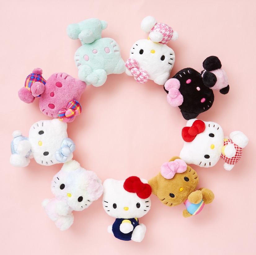 「ハローキティアニバーサリーショップ限定 ぬいぐるみコレクション」各2,596円（C）2024 SANRIO CO.,LTD.  著作（株）サンリオ