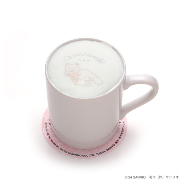 シナモロール限定ラテアート600円 ※イートインのみ（C）2024 SANRIO CO., LTD. 　著作 株式会社サンリオ