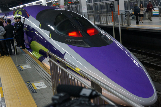 こだま新幹線「500 TYPE EVA」。博多―新大阪間を2017年3月までの間運行する予定だ