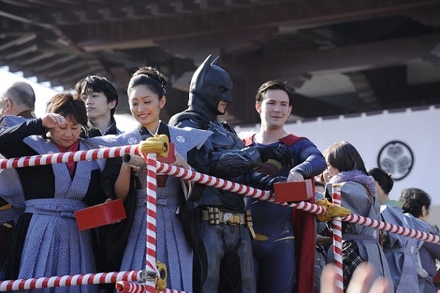 バットマン、スーパーマンが「豆まき」　増上寺「節分追儺式」で正義をアピール