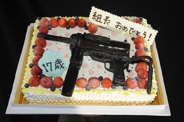 「セーラー服と機関銃 -卒業-」完成披露試写会  橋本環奈がサプライズの誕生日祝い
