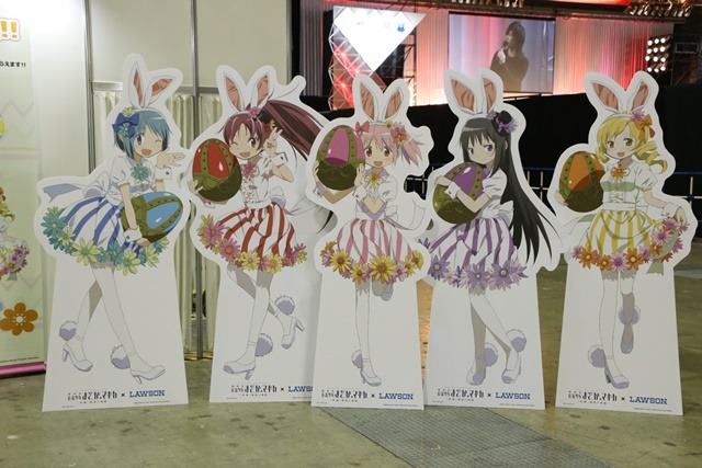 劇場版 魔法少女まどか マギカ のグッズを多数販売 Aj16 ローソンブース 1枚目の写真 画像 アニメ アニメ