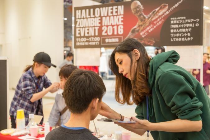 「がっこうぐらし！」聖地オリナスでハロウィンコラボイベント実施 高橋李依、木村珠莉が登場