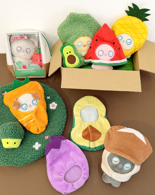 “推しぬい”を野菜に変身させよう☆ 390円ショップ「サンキューマート」に新“ぬい活”アイテム「とれたて野菜」が登場
