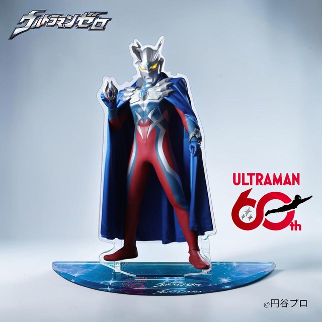 「ウルトラマンシリーズ」ゼロ&ティガの姿をデザイン！ カラータイマーネックレスをかけられるアクリルスタンド登場