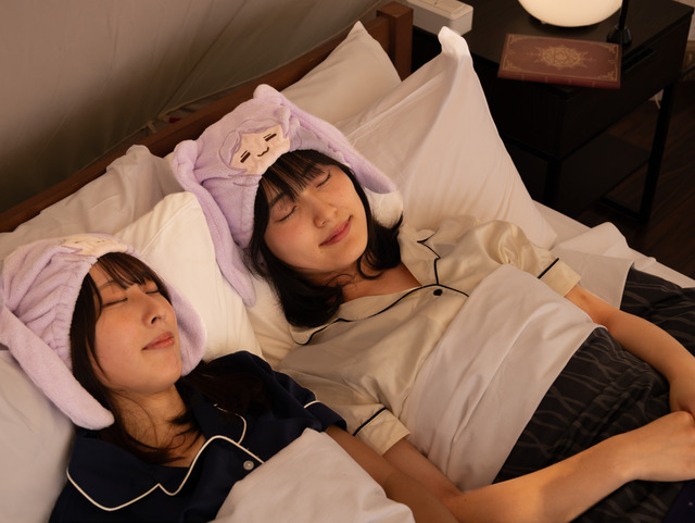「葬送のフリーレン」フリーレンとすやすや～♪ フェルン＆シュタルクと農作業も！グランピング宿泊コラボ“限定”グッズ登場