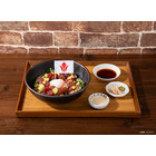 「ガンダム　鉄血のオルフェンズ」“俺たちは家族だ！鉄華丼”、バルバトスの“メイス”をイメージしたチーズドッグなど…10周年記念カフェがオープン 画像