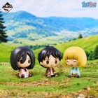 「進撃の巨人」エレン、ミカサ、アルミンの幼少期姿に涙…！タロット風デザインは神秘的！ぬい・フィギュア・ホロカードなど登場【一番くじ】 画像
