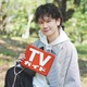 声優・KENNがワンちゃんと公園ロケでにっこり♪ 「週刊TVガイド」購入者特典は生写真！ コメントも到着 画像