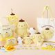 歴代のポムポムプリンが集結♪ “あの頃”のぬいぐるみを再現したレトロなグッズなど全16アイテム発売！ フォトスポットも展開 画像