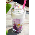 「かしこま！ブルーベリーミルクマーブル タピオカ756 円（税込）」(C)Ｔ－ＡＲＴＳ / syn Sophia / テレビ東京 / IPP製作委員会