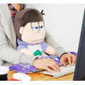 「おそ松さん　PCクッション　一松」6,264円（税込／送料・手数料別途）(C)赤塚不二夫／おそ松さん製作委員会