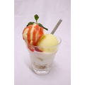 「文豪ストレイドッグス DEAD APPLE（デッドアップル）コラボカフェ」「DEAD APPLE グラノーラパフェ」 \1,000＋税 (C)2018 朝霧カフカ・春河35/ＫＡＤＯＫＡＷＡ/文豪ストレイドッグスDA製作委員会