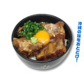 『劇場版 のんのんびより ばけーしょん』カフェ　濃厚ラフテー丼　1,200円（税別）　(C)2018 あっと・KADOKAWA刊/旭丘分校管理組合劇場