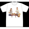 豪華な食卓Tシャツ（半袖）価格：4,000円（税込）(C)中村 光・講談社／パンチとロン毛 製作委員会