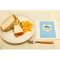 「ちびまる子ちゃん　×　TOWER RECORDS CAFE」チーチキンサンドイッチ：1,500円（C）さくらプロダクション/日本アニメーション