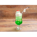 「喫茶さらざんまい　デザインプロデュースドバイサンリオ」ケッピのクリームメロンソーダ　700円（C） イクニラッパー／シリコマンダーズ