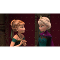 妹・アナ(左)と姉・エルサ(右)／『アナと雪の女王』-(C) 2014 Disney. All Rights Reserved.