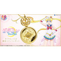 「劇場版「美少女戦士セーラームーンEternal」ダイヤモンド入り純金コインペンダント」99,800円(税抜)(c)武内直子・PNP/劇場版「美少女戦士セーラームーンEternal」製作委員