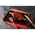 「ワンピースレストラン」ルフィの骨付き肉風ハンバーグ 1,680円（税込)（C）O/S・F・T