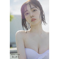 「礒部花凜 1st 写真集 私めく」掲載カット　Photo by Hiroshi Fujiwara