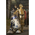 R2-D2とC-３PO／『スター・ウォーズ／フォースの覚醒』- (C) 2015Lucasfilm-Ltd.-&-TM